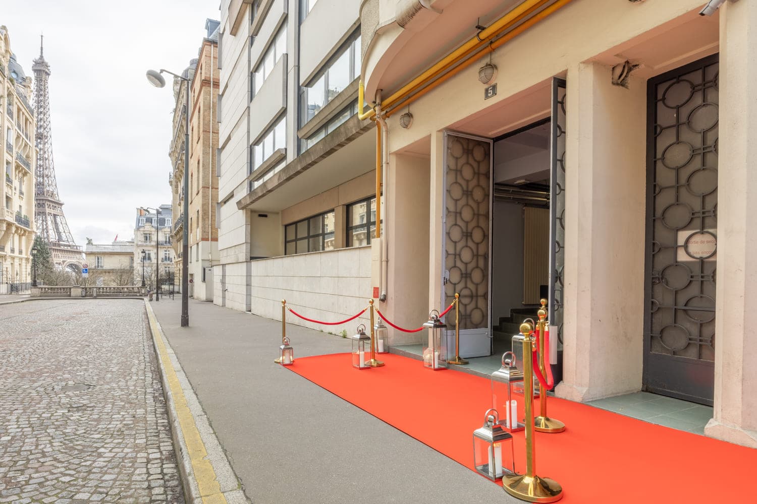 Ambiance de soirée corporate en hauteur avec éclairage immersif