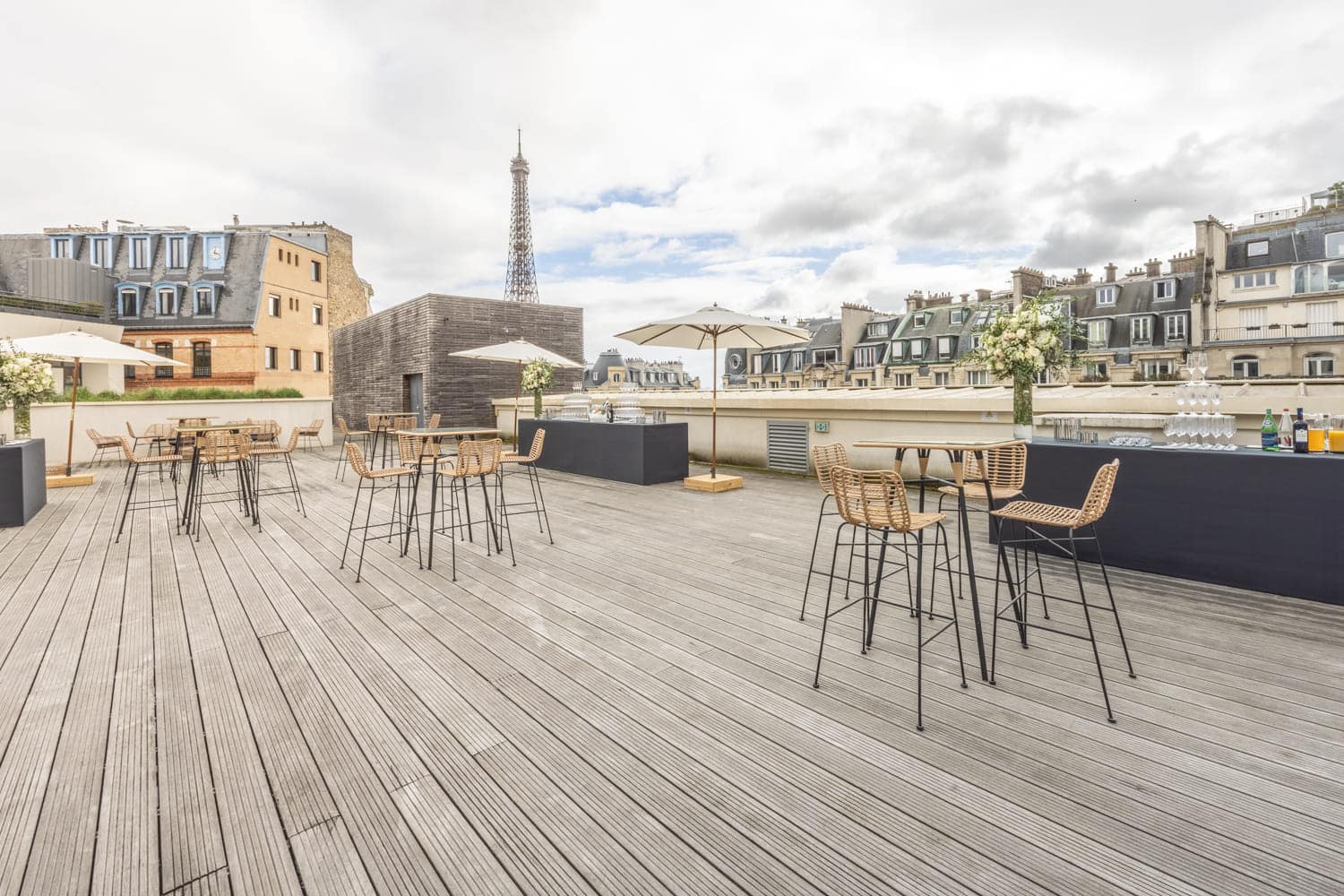 Cocktail d’entreprise sur un rooftop avec vue panoramique sur Paris