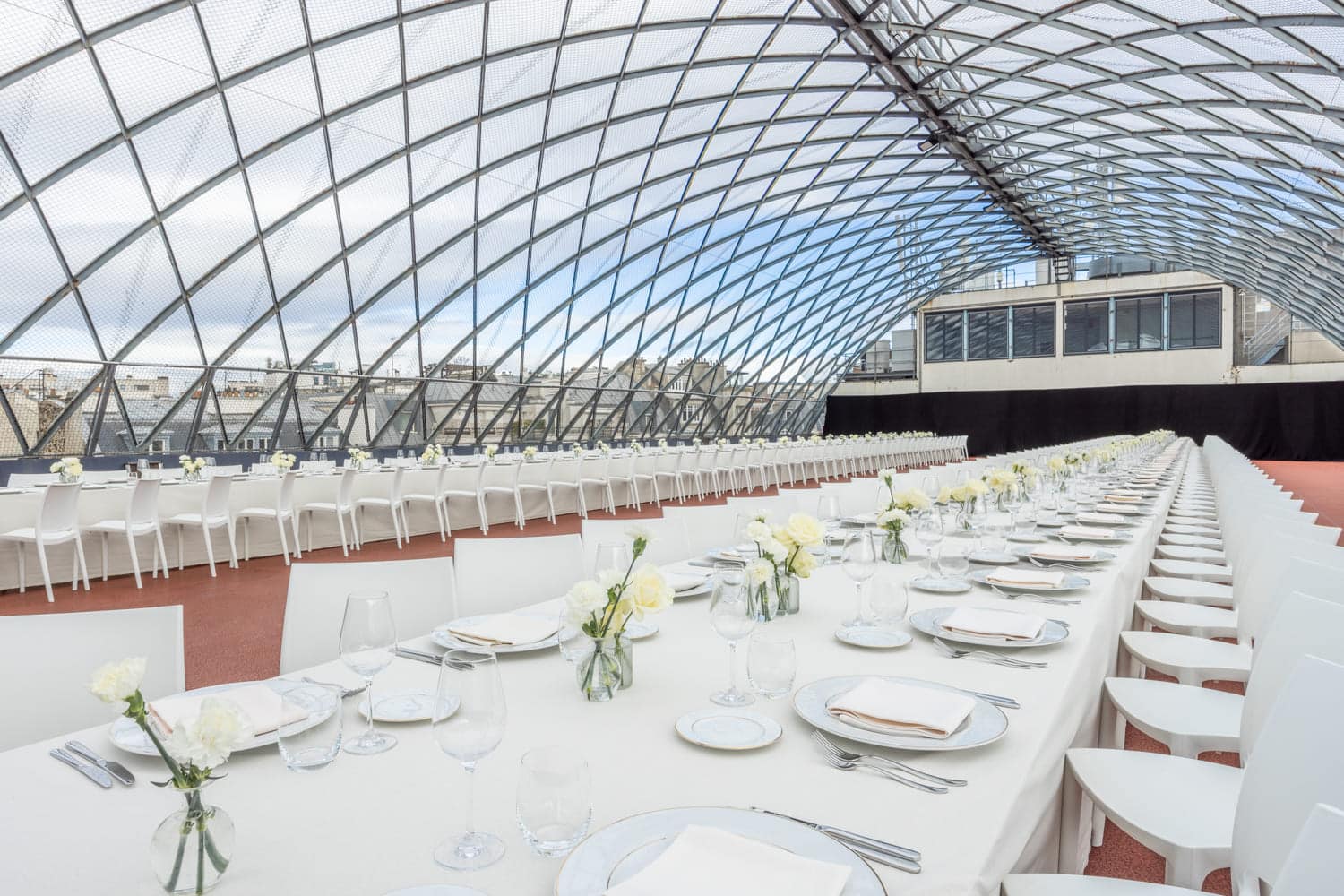 Dîner d’affaires en rooftop parisien avec mobilier design et vue dégagée