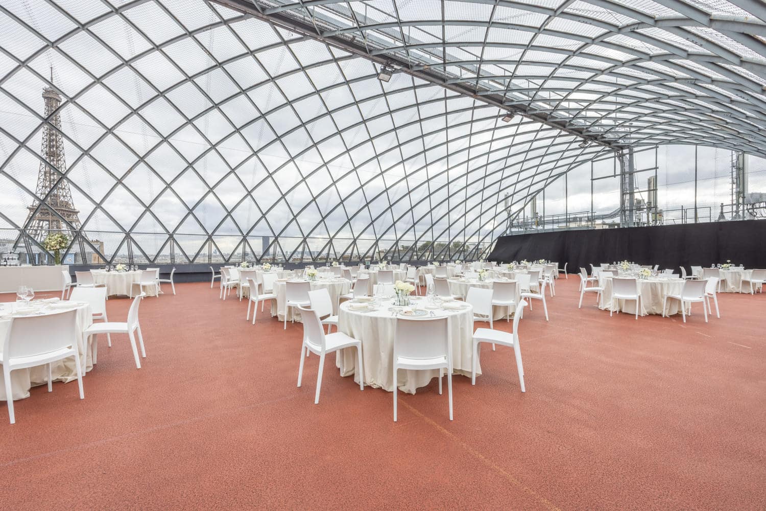 Rooftop aménagé pour événement professionnel avec zones couvertes