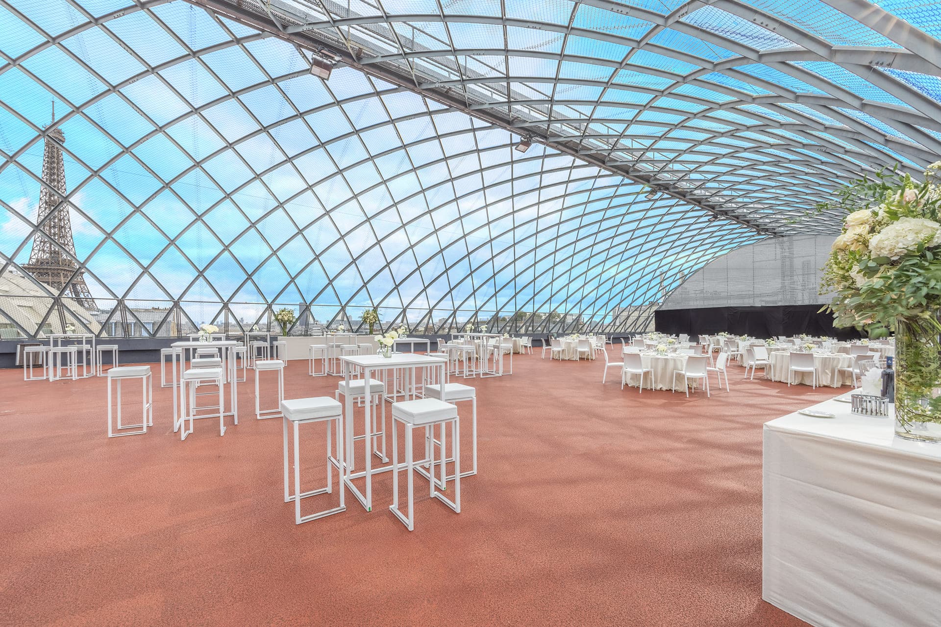 Dîner de gala en terrasse avec la tour Eiffel en arrière-plan illuminée